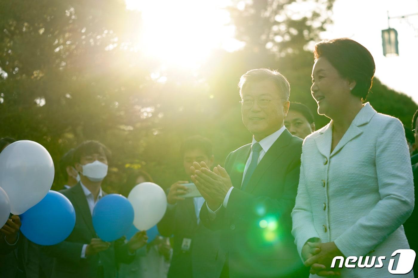 본문 이미지 - 5년 임기를 마치는 문재인 대통령과 김정숙 여사가 9일 오후 청와대를 나서며 직원들과 마지막 인사를 나누고 있다. (청와대 제공) 2022.5.9/뉴스1 ⓒ News1 오대일 기자