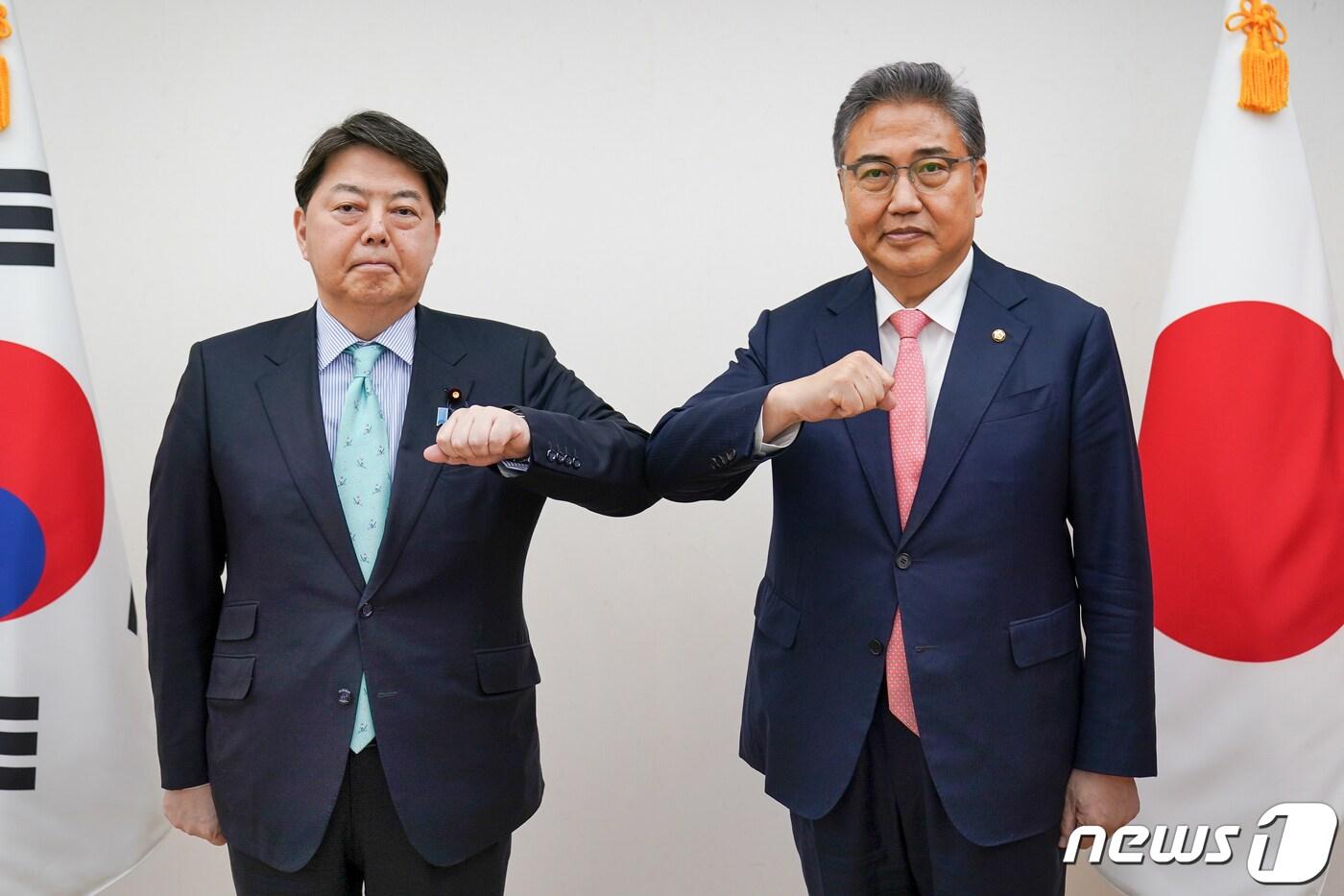 본문 이미지 - 박진(오른쪽) 외교부 장관 후보자, 하야시 요시마사(林芳正) 일본 외무상.(외교부 제공).ⓒ 뉴스1