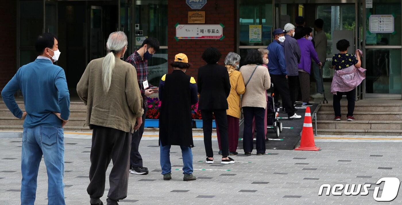본문 이미지 - 제8회 전국동시지방선거 투표일인 1일 전북 전주시 남중학교에 마련된 평화동 제2투표소에서 유권자들이 투표를 위해 줄지어 서 있다. 2022.6.1/뉴스1 ⓒ News1 유경석 기자