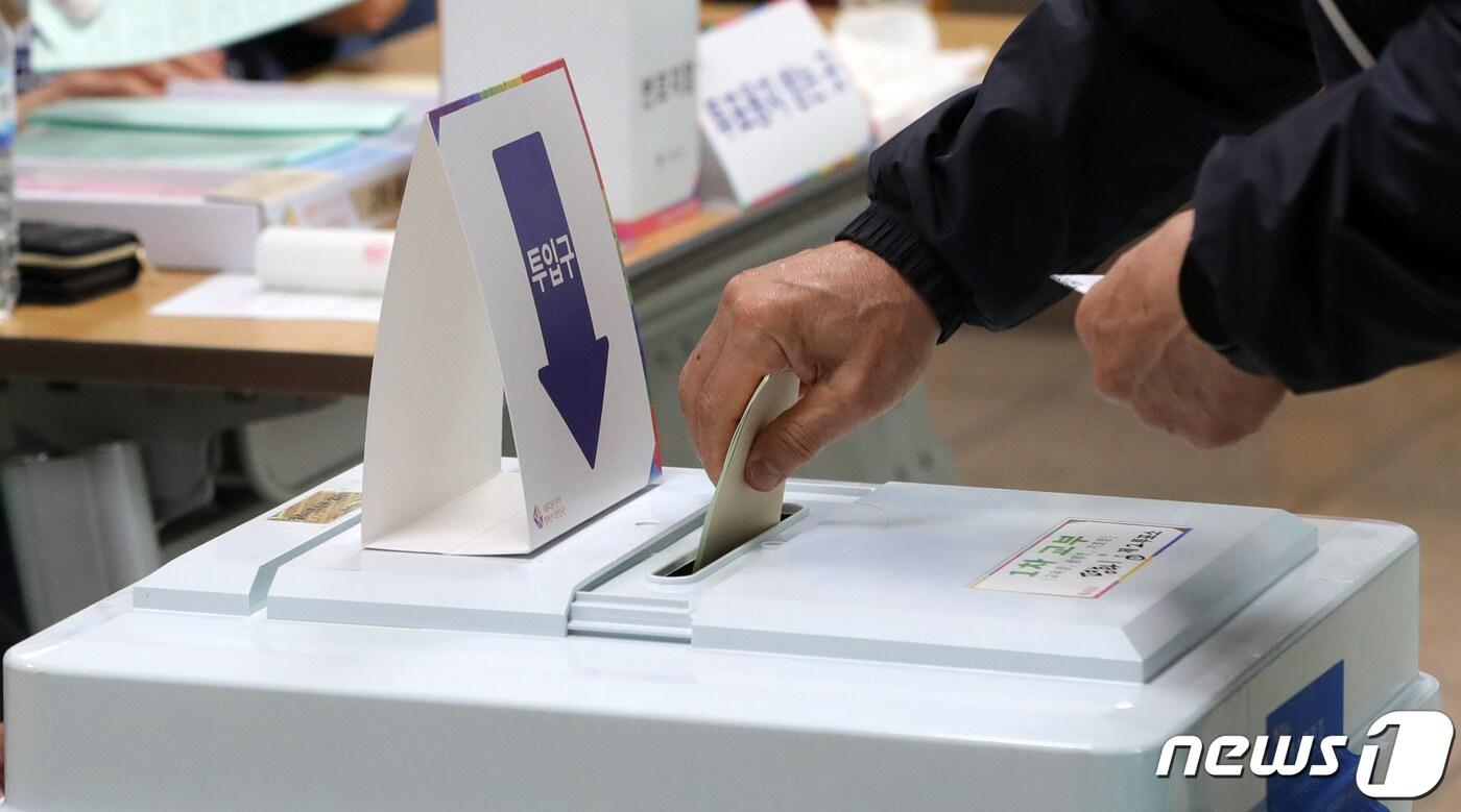 본문 이미지 - 제8회 전국동시지방선거 투표일인 지난 6월1일 전북 전주시 남중학교에 마련된 평화동 제2투표소에서 한 유권자가 투표를 하고 있다. 2022.6.1/뉴스1 ⓒ News1 유경석 기자
