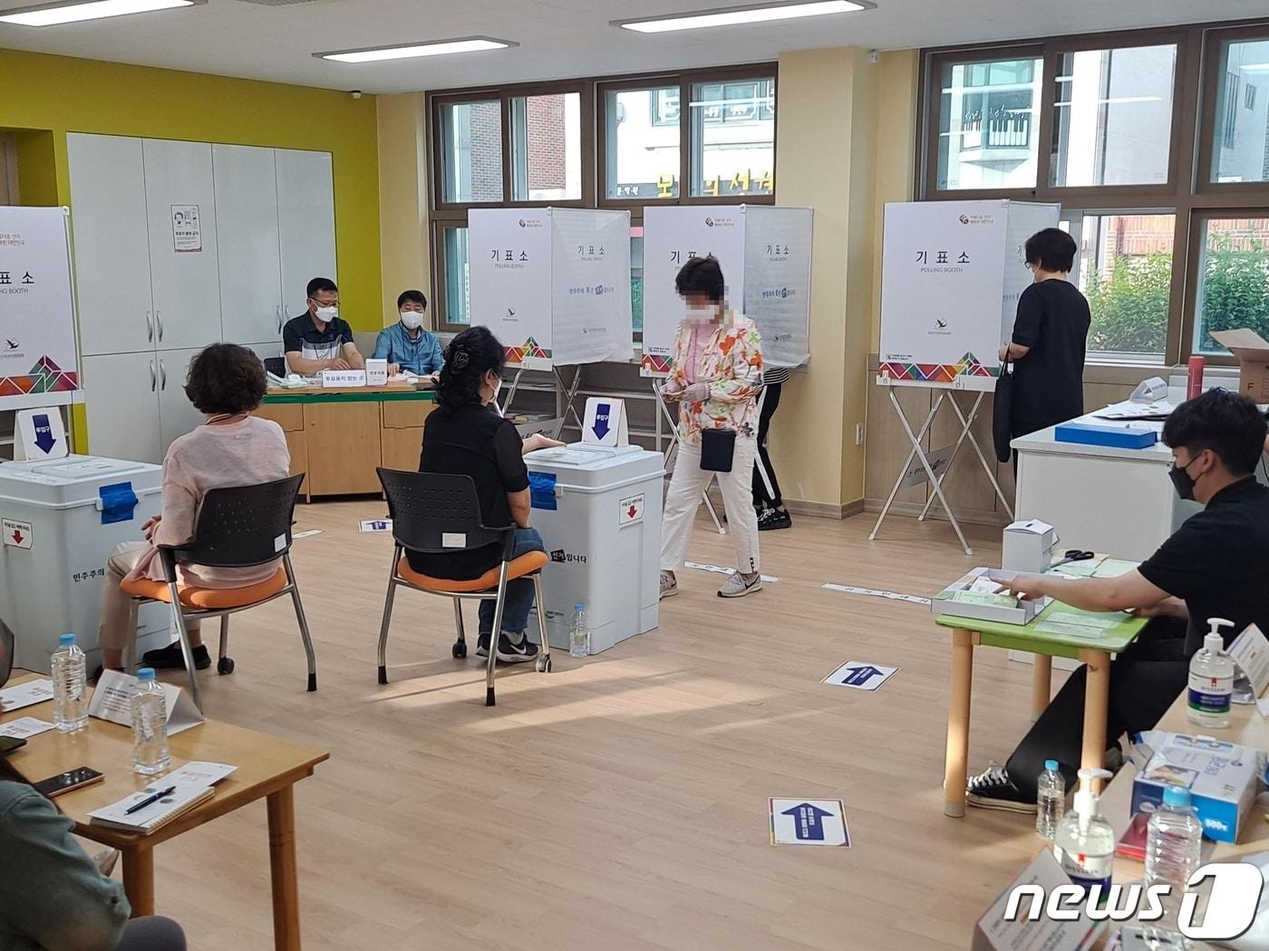 본문 이미지 - 6·1지방선거 투표가 시작된 1일 오전 6시40분 경남 김해 내동 제1투표소에서 유권자가 투표를 하고 있다. ⓒ 뉴스1 김명규 기자