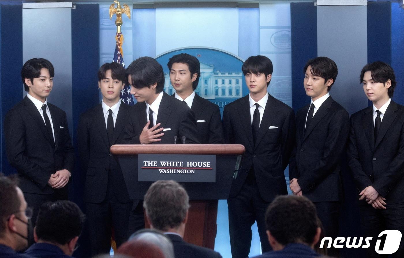 본문 이미지 - 방탄소년단(BTS)이 31일(현지시간) 워싱턴 백악관 브리핑 룸에서 조 바이든 미국 대통령과의 면담을 앞두고 취재진에 방문 취지 등을 설명하고 있다. ⓒ 로이터=뉴스1 ⓒ News1 우동명 기자