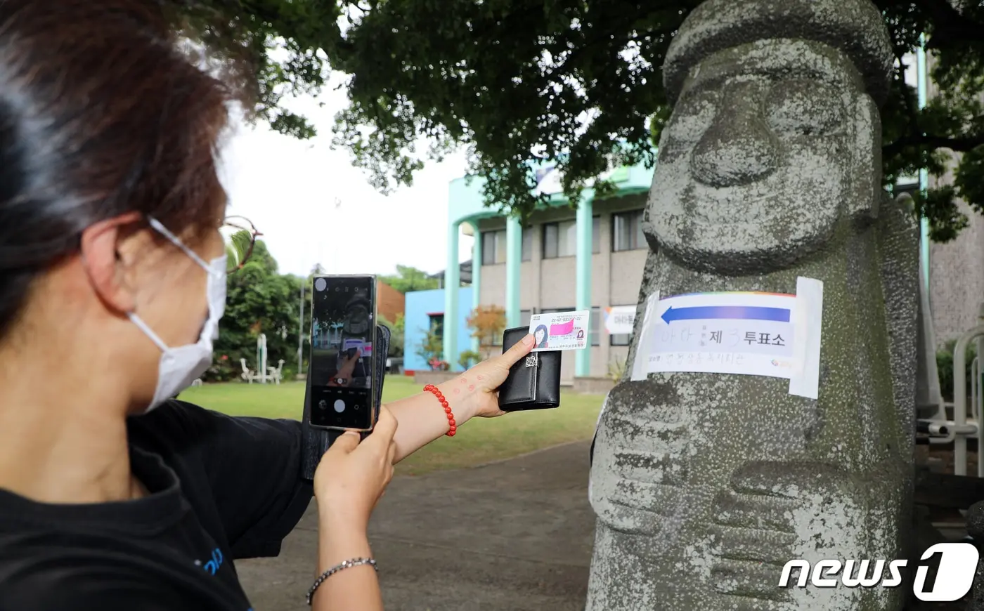 본문 이미지 - 지난 제8회 전국동시지방선거 투표 인증샷. 2022.6.1/뉴스1 ⓒ News1 오미란 기자