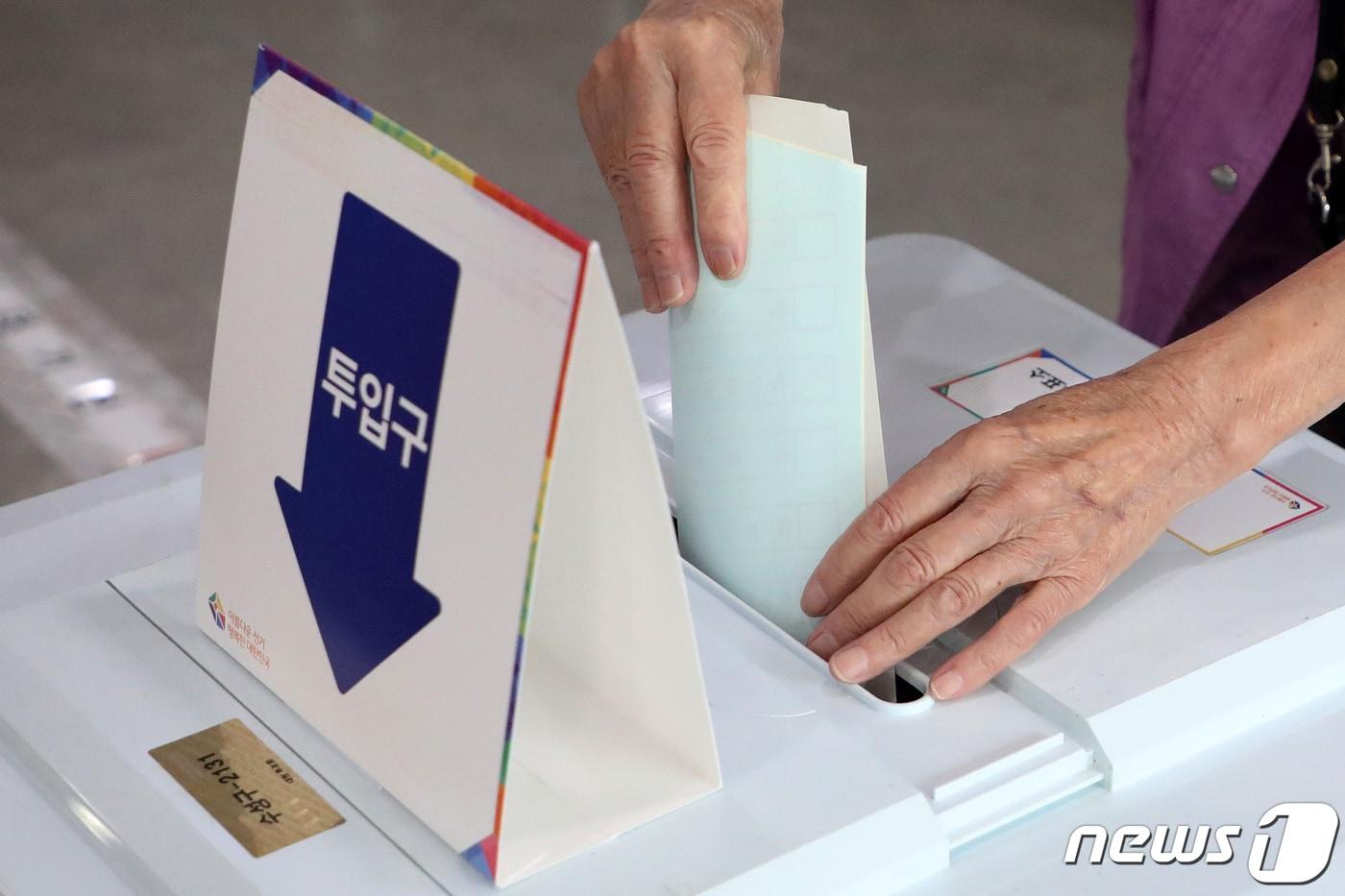 본문 이미지 - 제8회 전국동시지방선거와 국회의원 재·보궐선거가 함께 실시된 1일 오전 대구 수성구 두산평생학습센터에 마련된 두산동 제2투표소에서 유권자들이 투표하고 있다. 2022.6.1/뉴스1 ⓒ News1 공정식 기자