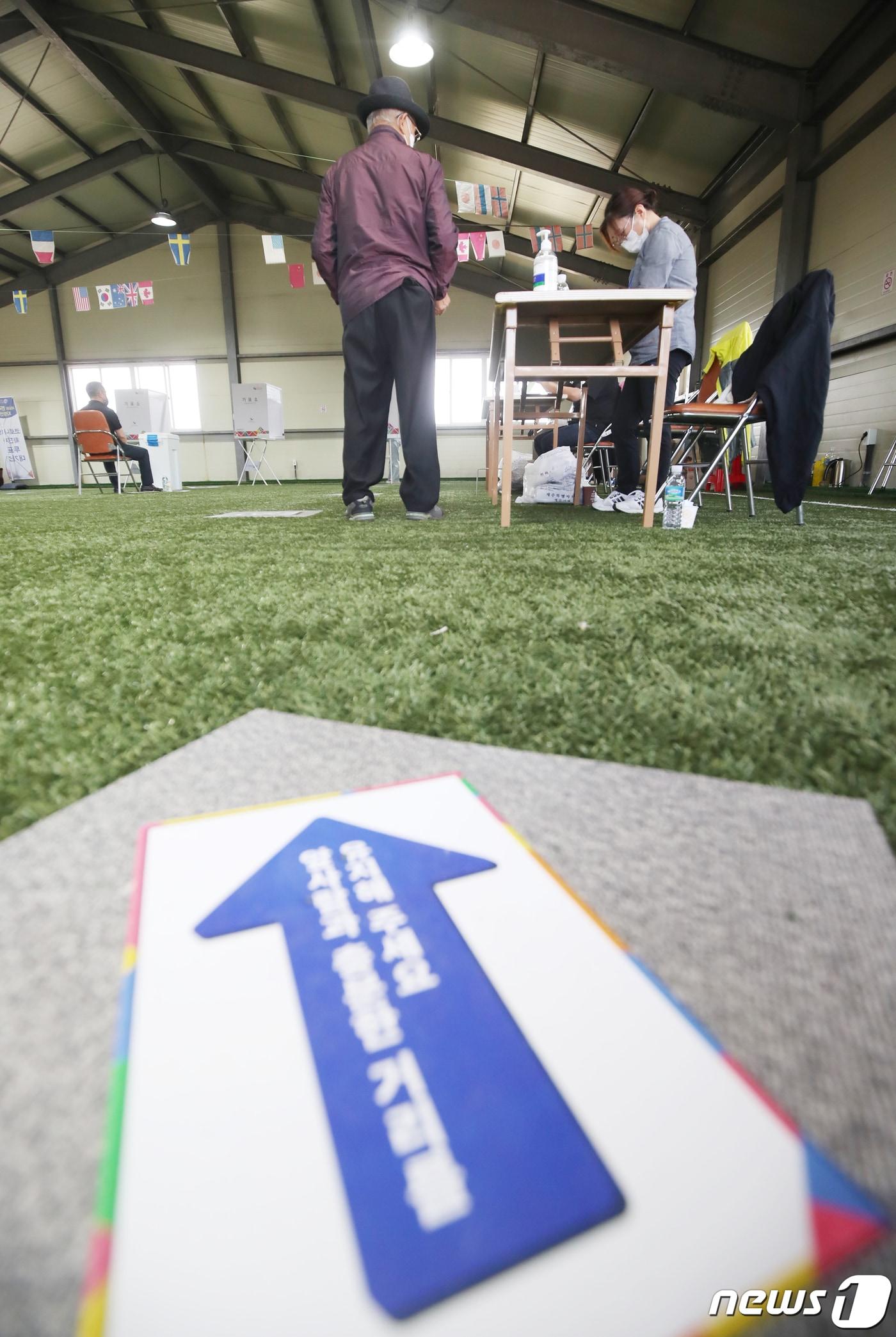 본문 이미지 - 제8회 지방선거 투표소. 2022.6.1 ⓒ 뉴스1 오현지 기자