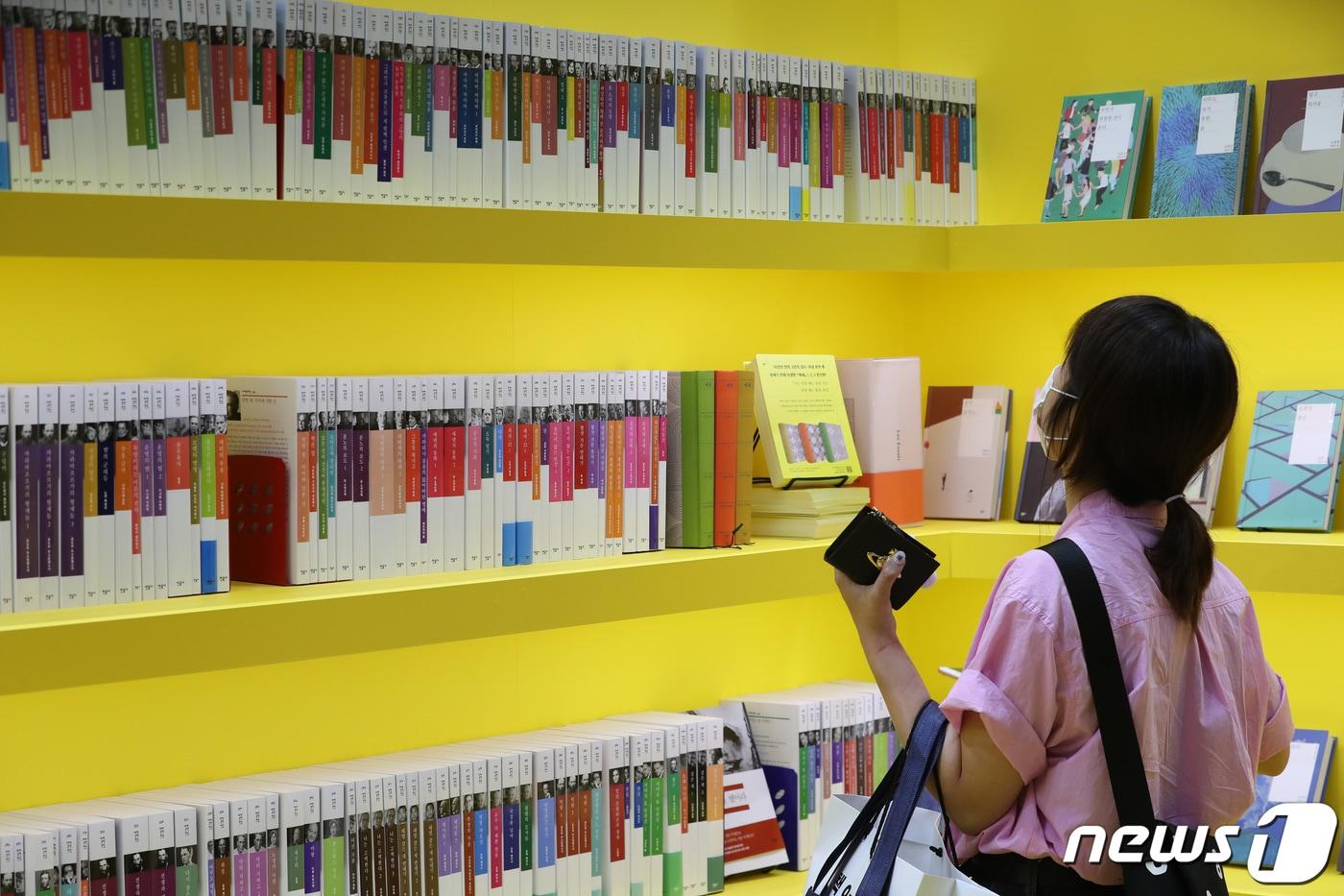  국내 최대 책 축제 '제28회 서울국제도서전'을 찾은 관람객이 전시된 책을 보고 있다.  2022.6.1/뉴스1 ⓒ News1 구윤성 기자