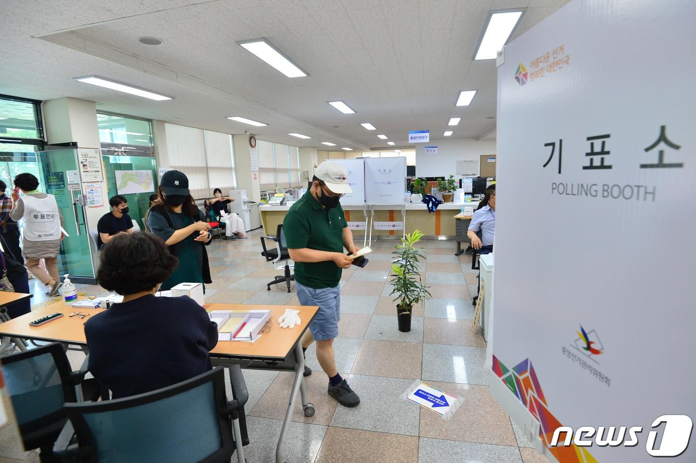 제8회 전국동시지방선거일인 1일 경북 포항시 남구 제1투표소인 대이동행정복지센터에서 투표용지를 받은 유권자들이 기표소로 들어가고 있다. 2022.6.1/뉴스1 ⓒ News1 최창호 기자