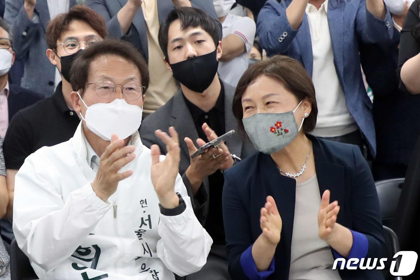본문 이미지 - 조희연 서울특별시 교육감 후보가 1일 오후 서울 서대문구 선거사무소에서 제8회 전국동시지방선거 지상파 3사 공동 출구조사 결과를 확인 한 후 배우자 김의숙씨와 함께 기뻐하고 있다. 2022.6.1/뉴스1 ⓒ News1 황기선 기자