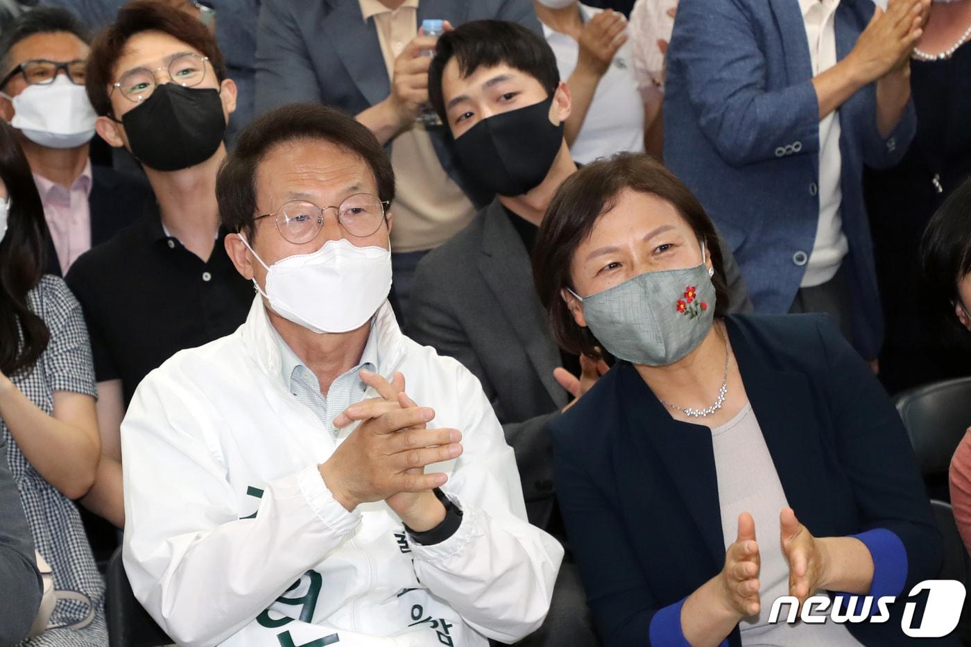 본문 이미지 - 조희연 서울특별시 교육감 후보가 1일 오후 서울 서대문구 선거사무소에서 제8회 전국동시지방선거 지상파 3사 공동 출구조사 결과를 확인 한 후 배우자 김의숙씨와 함께 기뻐하고 있다. 2022.6.1/뉴스1 ⓒ News1 황기선 기자