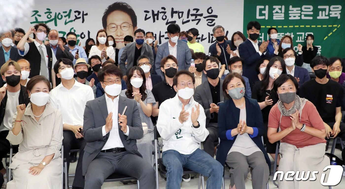 본문 이미지 - 조희연 서울특별시 교육감 후보가 1일 오후 서울 서대문구 선거사무소에서 제8회 전국동시지방선거 지상파 3사 공동 출구조사 결과를 확인 한 후 배우자 김의숙씨 등 지지자들과 함께 기뻐하고 있다. 2022.6.1/뉴스1 ⓒ News1 황기선 기자