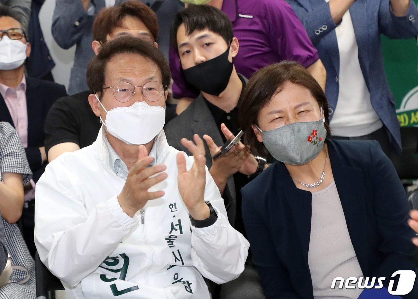 본문 이미지 - 조희연 서울특별시 교육감 후보가 1일 오후 서울 서대문구 선거사무소에서 제8회 전국동시지방선거 지상파 3사 공동 출구조사 결과를 확인 한 후 배우자 김의숙씨 등 지지자들과 함께 기뻐하고 있다. 2022.6.1/뉴스1 ⓒ News1 황기선 기자