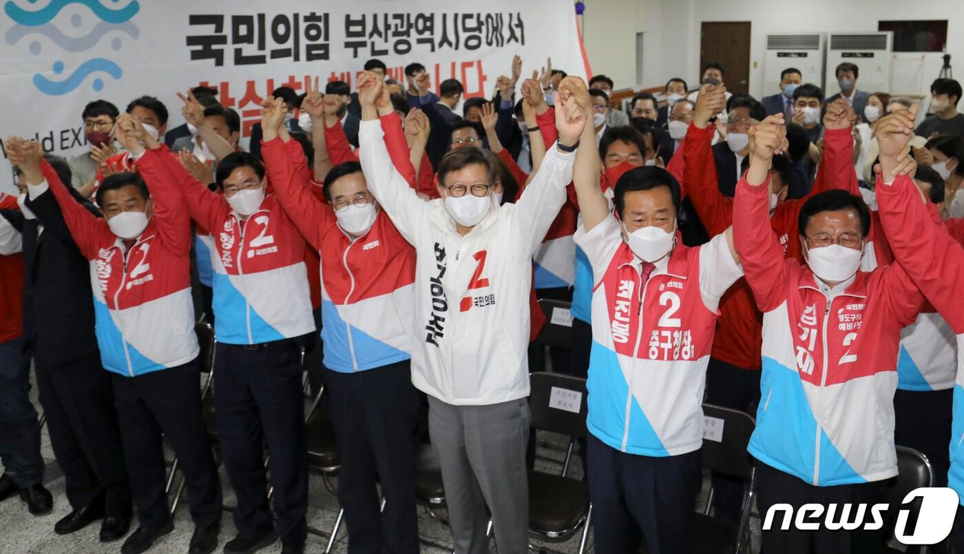 본문 이미지 - 박형준 국민의힘 부산시장 후보가 제8회 전국동시지방선거일인 1일 부산시 수영구 국민의힘 부산광역시당에서 출구조사를 확인 후 환호하고 있다. 2022.6.1/뉴스1 ⓒ News1 김영훈 기자