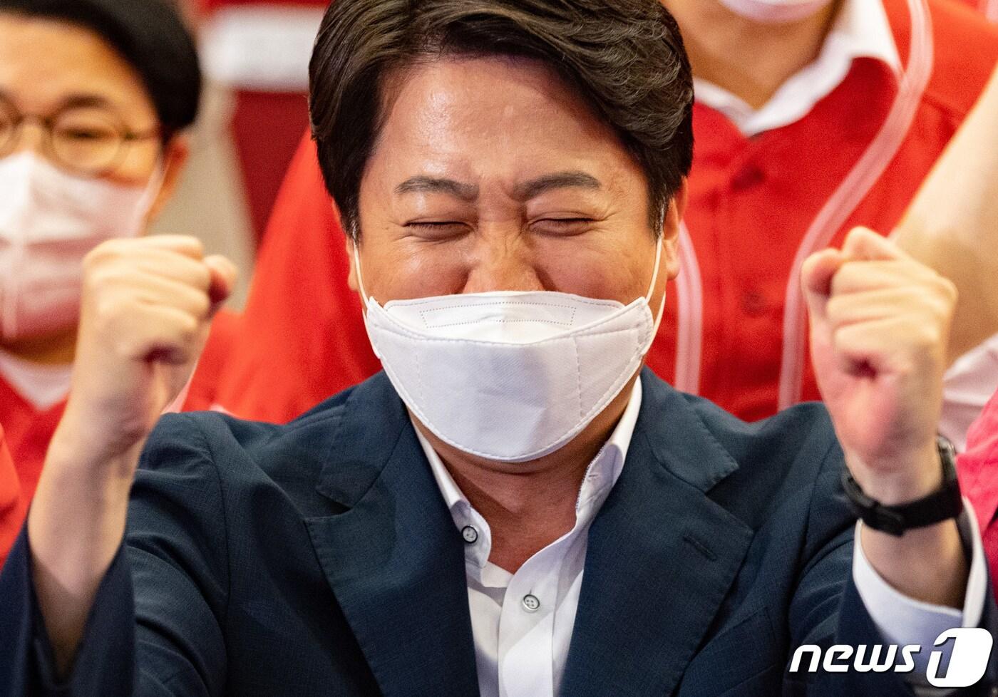 본문 이미지 - 이준석 국민의힘 대표가 1일 오후 서울 여의도 국회도서관에 마련된 제8회 전국동시지방선거 개표상황실에서 출구조사를 지켜보며 기뻐하고 있다. 2022.6.1/뉴스1 ⓒ News1 이재명 기자