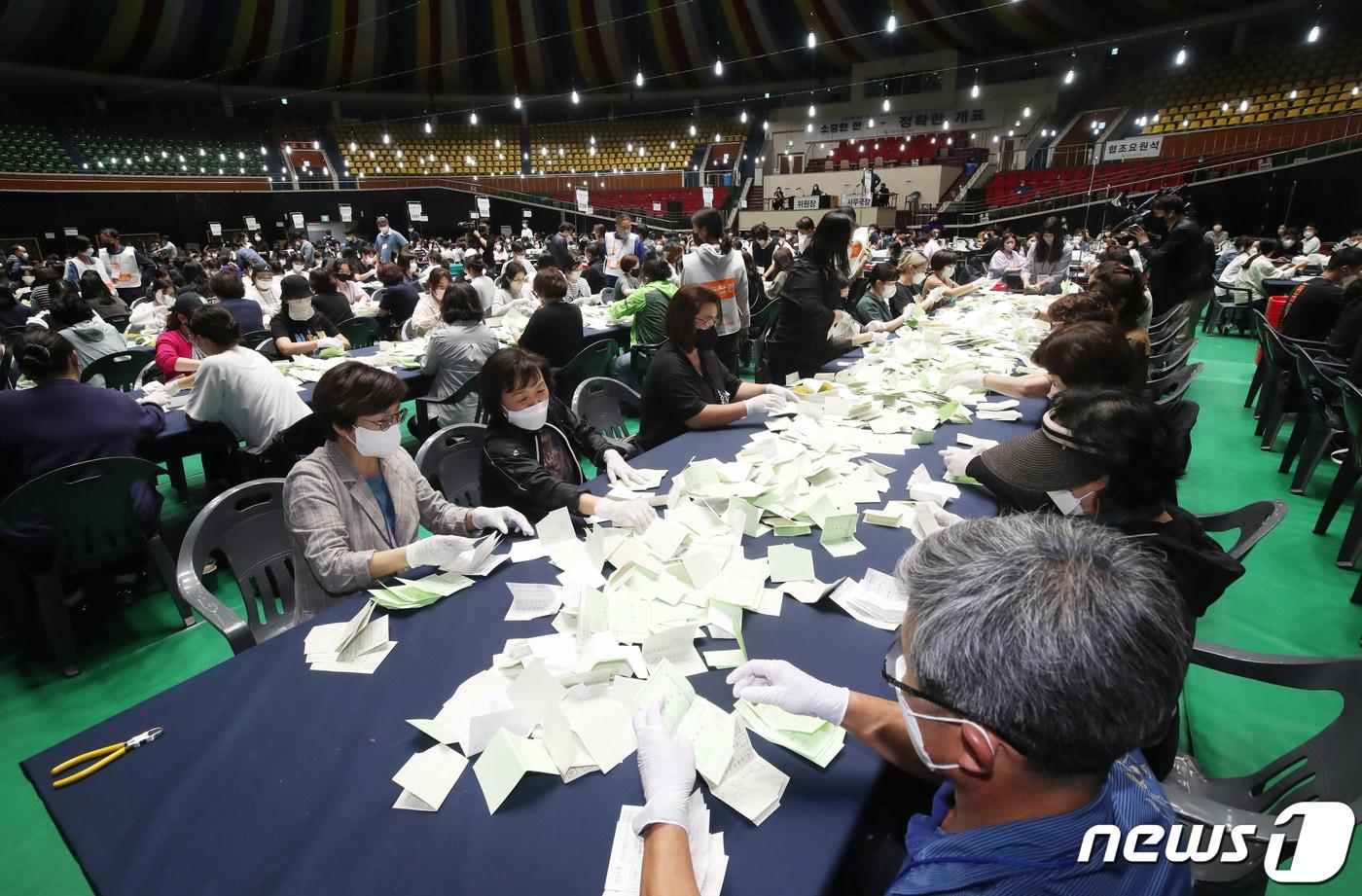 제8회 전국동시지방선거가 개표 모습(자료사진)/뉴스1