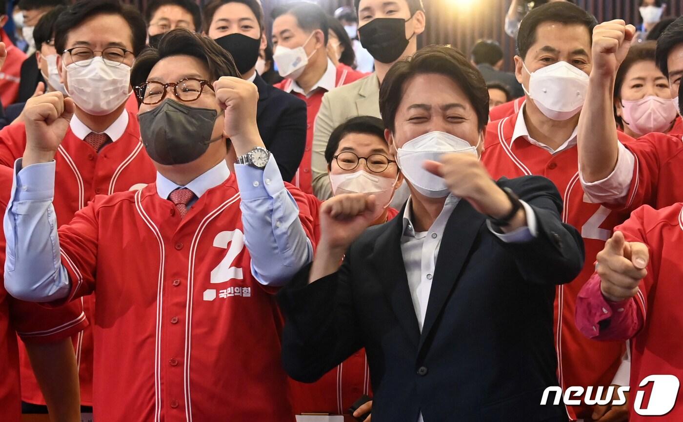 이준석 상임선대위원장과 권성동 공동선대위원장 등 참석자들이 1일 서울 여의도 국회도서관에 마련된 ‘국민의힘 제8회 지방선거 개표상황실’에서 출구조사 결과를 보며 환호하고 있다. (공동취재) 2022.6.1/뉴스1 ⓒ News1 허경 기자