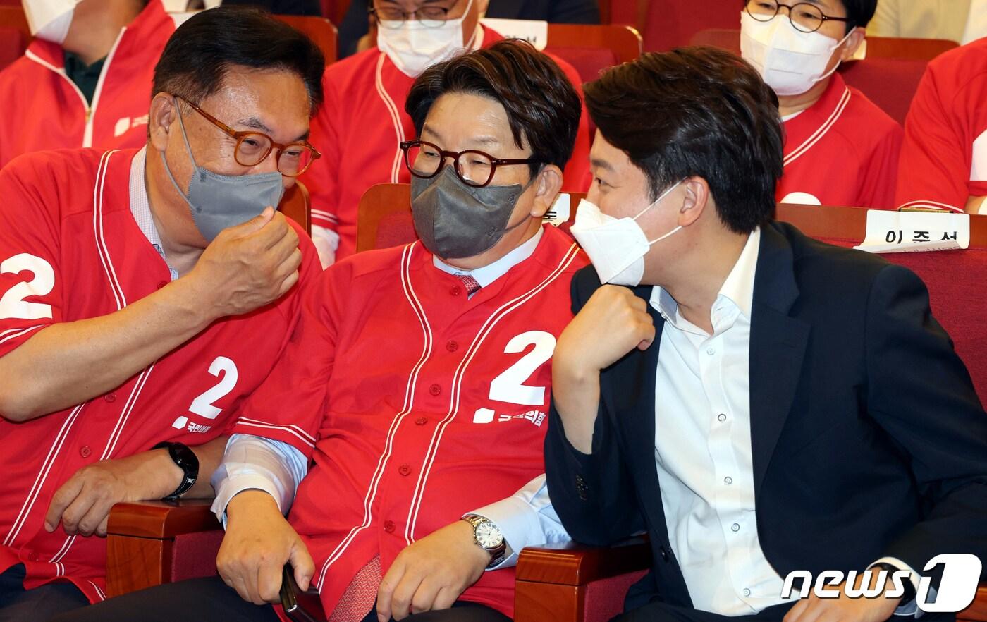 본문 이미지 - 지난 6월1일 당시 국민의힘 정진석 국회부의장, 권성동 원내대표, 이준석 대표가 국회 도서관 강당에 설치된 국민의힘 제8회 전국동지방선거 및 국회의원 보궐선거에서 얘기를 나누고 있다. (공동취재) 2022.6.1/뉴스1 ⓒ News1 허경 기자