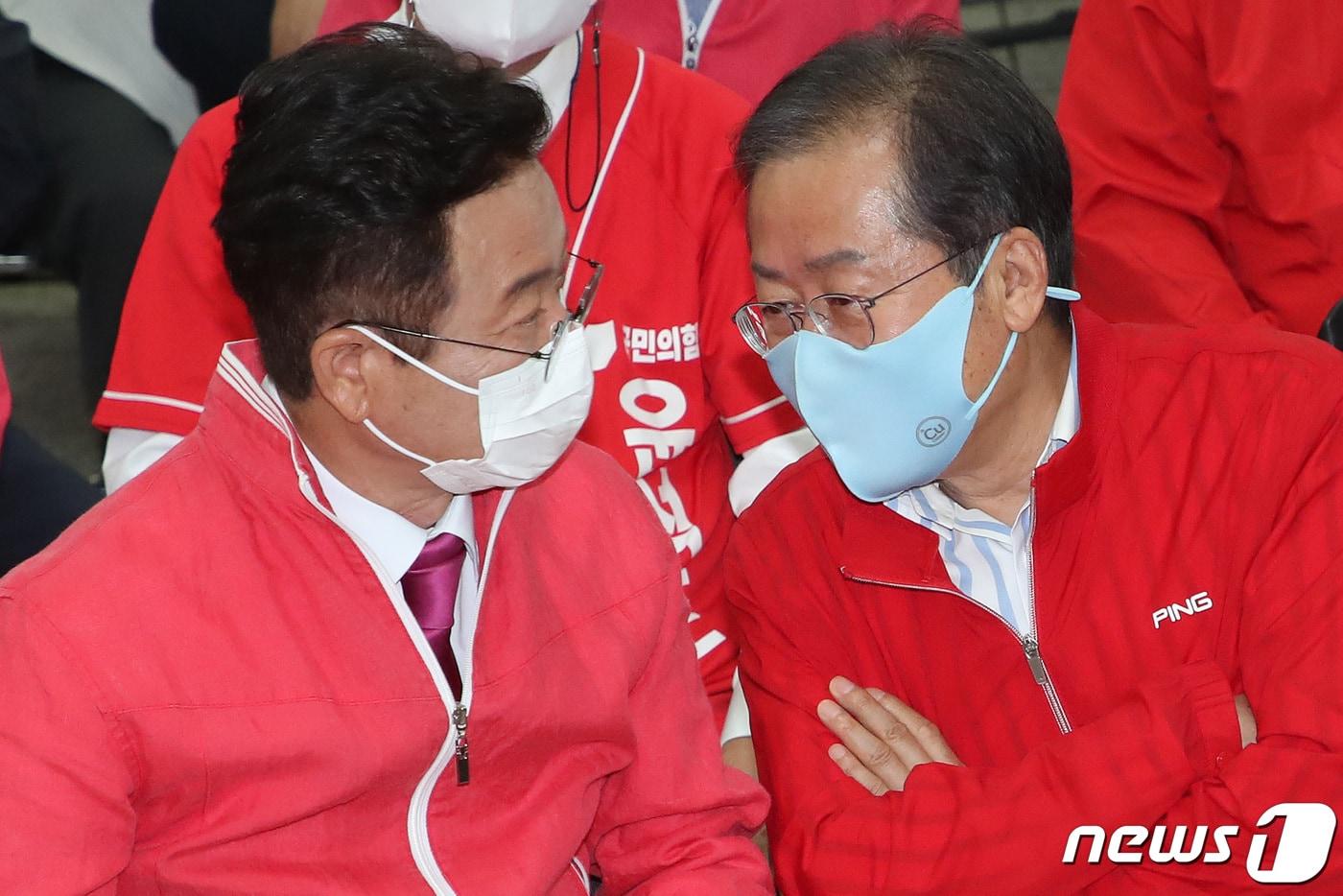 본문 이미지 - 제8회 전국동시지방선거와 국회의원 재·보궐선거가 함께 실시된 1일 오후 대구 수성구 국민의힘 대구시당 강당에서 이철우 경북도지사 후보, 홍준표 대구시장 후보(왼쪽부터)가 출구조사 결과 발표를 지켜보며 이야기 나누고 있다. 2022.6.1/뉴스1 ⓒ News1 공정식 기자