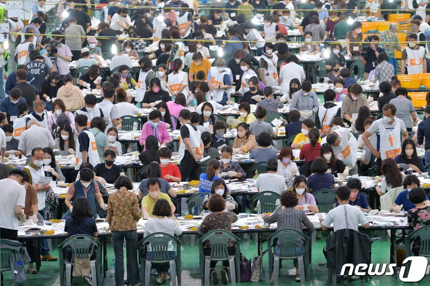 본문 이미지 - 포항시 남구선거관리위원회 개표소 모습./뉴스1