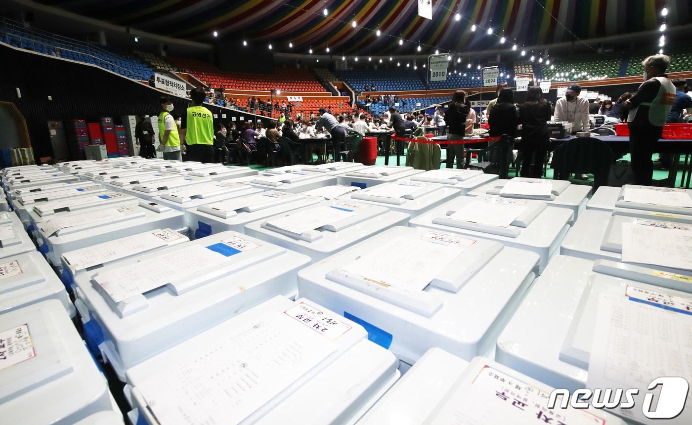 지난 2022년 제8회 전국동시지방선거가 종료된 6월 1일 오후 제주시 개표장인 한라체육관에서 개표작업이 진행되고 있다. 2022.6.1/뉴스1 ⓒ News1 오현지 기자