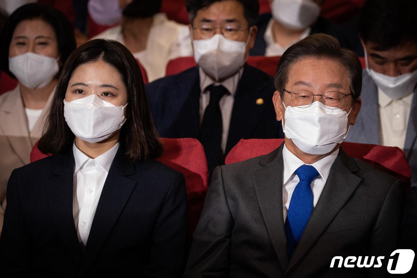 박지현 전 더불어민주당 공동비상대책위원장(왼쪽)과 이재명 민주당 당대표.(공동취재) 2022.6.1/뉴스1 ⓒ News1 유승관 기자