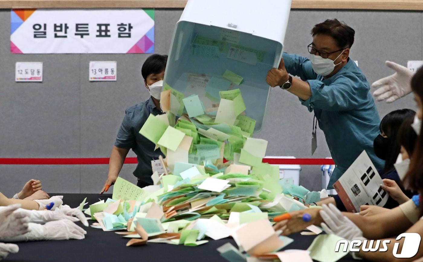 제8회 전국동시지방선거 개표가 시작된 1일 저녁 세종시 정부세종청사 체육관 개표소에서 세종시선관위 직원 및 개표사무원들이 투표함을 개함하고 있다.2022.6.1/뉴스1 ⓒ News1 김기남 기자