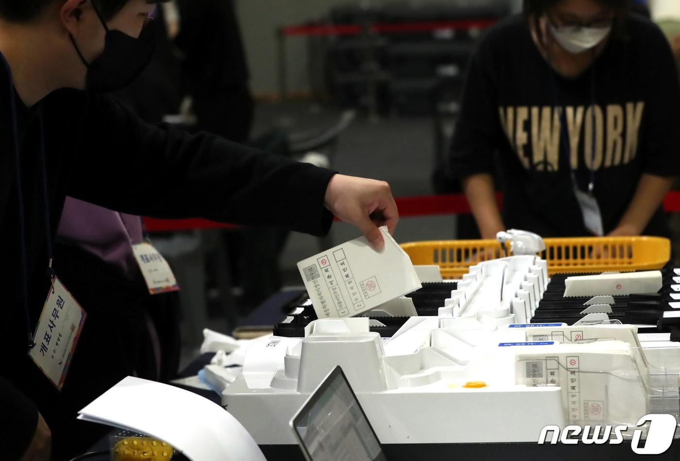 제8회 전국동시지방선거 개표가 시작된 1일 저녁 세종시 정부세종청사 체육관 개표소에서 세종시선관위 직원 및 개표 사무원들이 개표 작업을 진행하고 있다.2022.6.1/뉴스1 ⓒ News1 김기남 기자