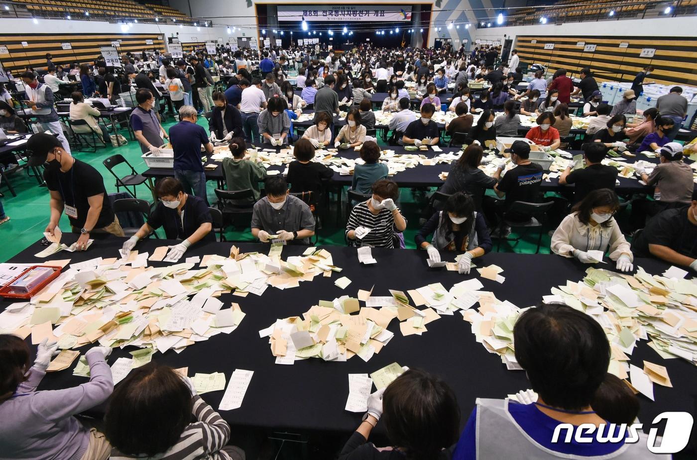 본문 이미지 - 제8회 전국동시지방선거 투표일인 지난 2022년 6월 1일 오후 경기 수원시 영통구 아주대학교 체육관에 마련된 개표소에서 개표사무원들이 개표를 하고 있다. 2022.6.1 ⓒ 뉴스1 경기사진공동취재단