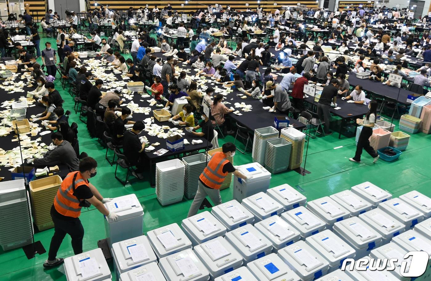 본문 이미지 - 제8회 전국동시지방선거 투표일인 지난 20222년 6월 1일 오후 경기 수원시 영통구 아주대학교 체육관에 마련된 개표소에서 개표사무원들이 개표를 하고 있다. 2022.6.1 ⓒ 뉴스1 경기사진공동취재단