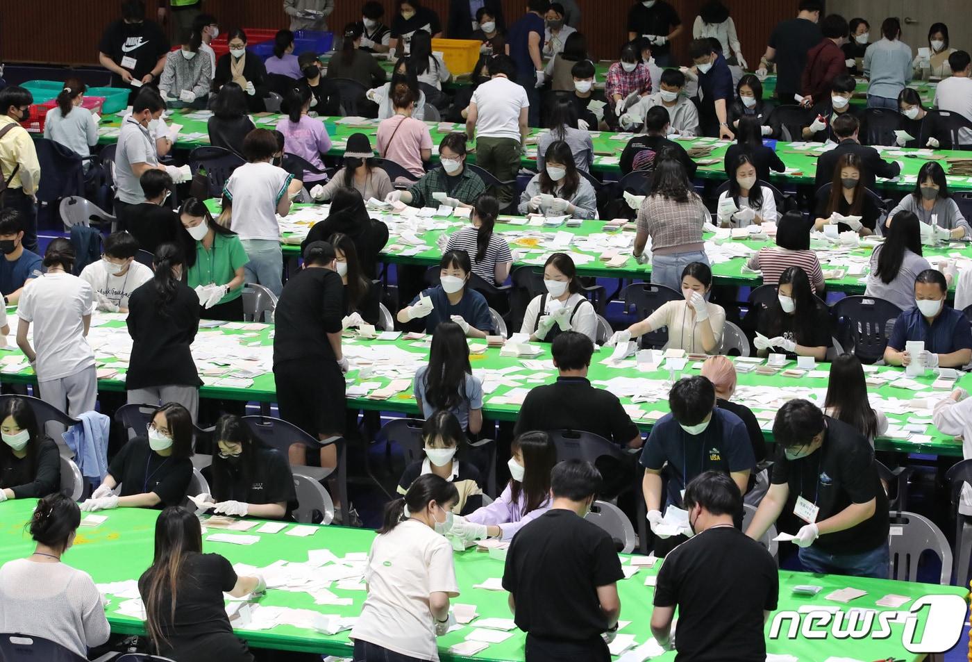 본문 이미지 - 지난 2022년 6월 열린 제8회 전국동시지방선거 개표 모습. 2022.6.1 ⓒ 뉴스1 김기태 기자