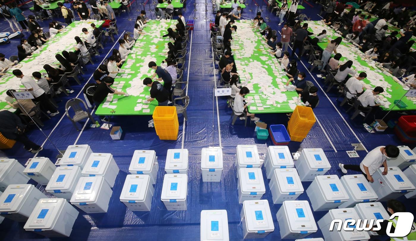본문 이미지 - 제8회 전국동시지방선거 개표가 시작된  지난 2022년 6월 1일 대전 중구 한밭체육관에 설치된 개표소에서 사무원들이 개표 작업을 하고 있다. 2022.6.1 ⓒ 뉴스1 김기태 기자