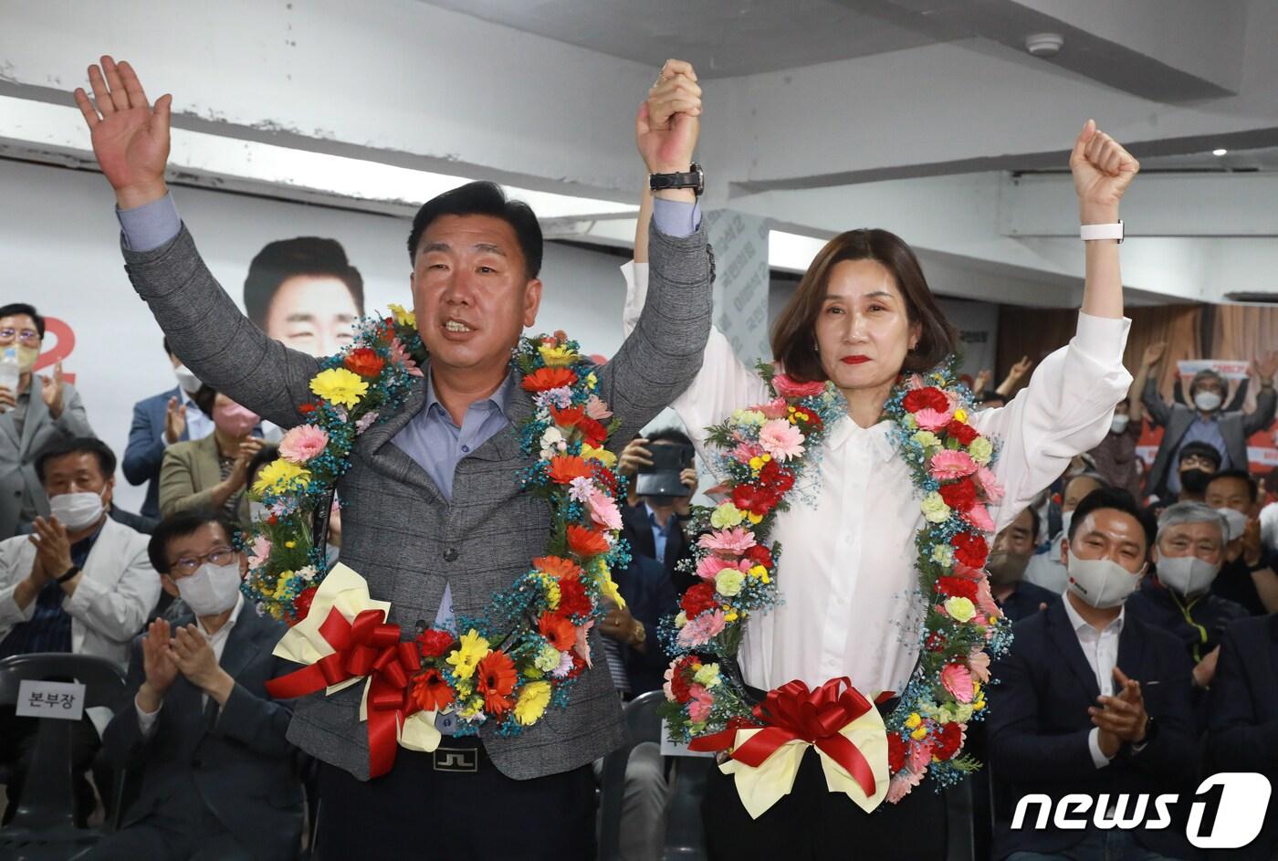 국민의힘 이범석 청주시장 후보가 제8회 전국동시지방선거 투표일인 1일 충북 청주시선 거사무소에서 당선이 확실해지자 환호하고 있다. 2022.6.1/뉴스1 ⓒ News1 김용빈 기자