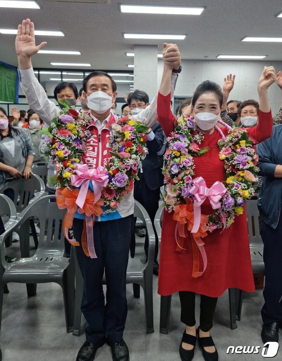 본문 이미지 - 1일 충북 충주시장 선거 국민의힘 조길형 후보가 부인 이영미 여사와 함께 지선 승리를 자축하고 있다.2022.6.1/ⓒ 뉴스1