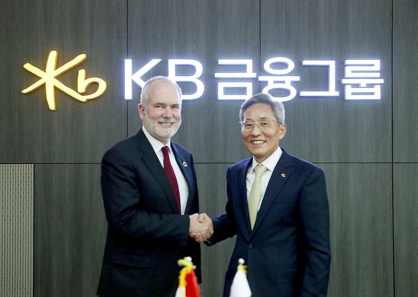 본문 이미지 - 9일 여의도에 위치한 KB국민은행 신관에서 KB금융그룹 윤종규 회장(오른쪽)과 토마스 앙커 크리스텐센 덴마크 기후대사(왼쪽)가 기념촬영을 하고 있다.(KB금융그룹 제공)ⓒ 뉴스1