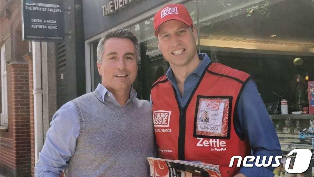 본문 이미지 - 영국의 윌리엄 왕세손(오른쪽)가 노숙자 자활을 돕는 대중잡지 빅이슈 판매원으로 나서면서 한 시민과 사진을 찍고 있다. 2022.06.09/뉴스1ⓒ 뉴스1(링크드인 갈무리)