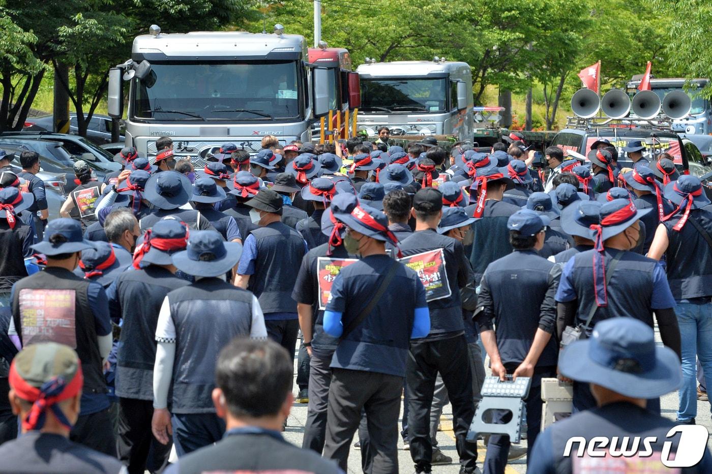 본문 이미지 - 민주노총 전국공공운수노동조합 화물연대 총파업 나흘째인 10일 오전 경북 포항시 남구 철강공단에 있는 A사 정문에서 화물연대 노조원들이 화물차 출입을 두고 경찰과 신경전을 벌이고 있다. 2022.6.10/뉴스1 ⓒ News1 최창호 기자