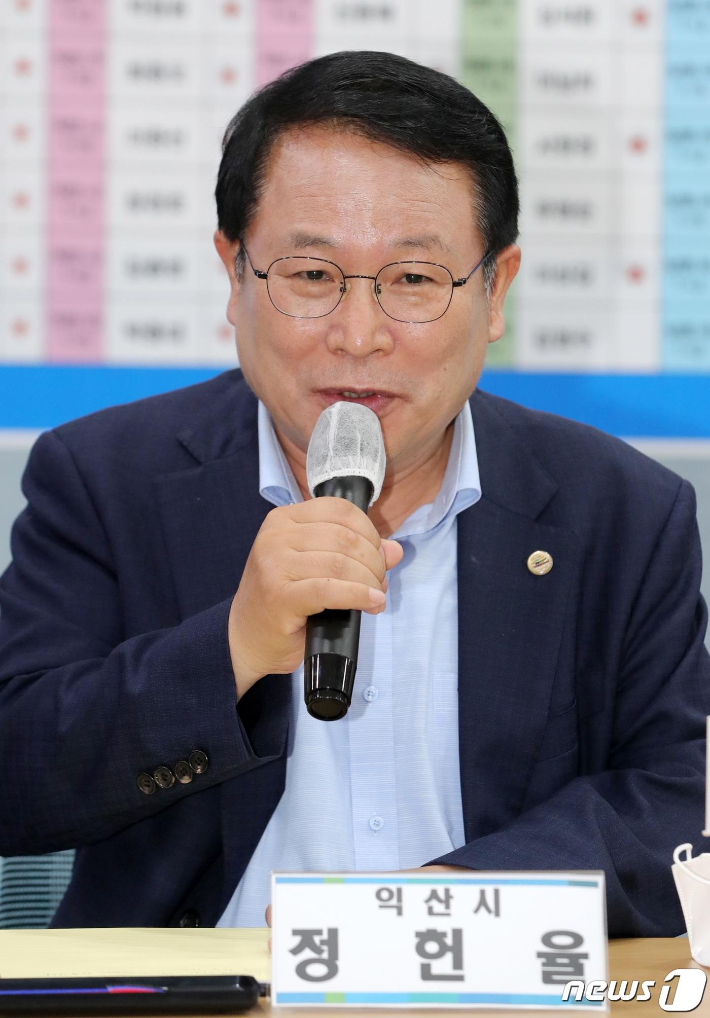 본문 이미지 - 정헌율 더불어민주당 익산시장 당선인이 지난 6월10일 전북 전주시 민주당 전북도당 대회의실에서 열린 민주당 전북도당 기초단체장 당선인 간담회에 참석해 인사말을 하고 있다. 2022.6.10/뉴스1 ⓒ News1 유경석 기자