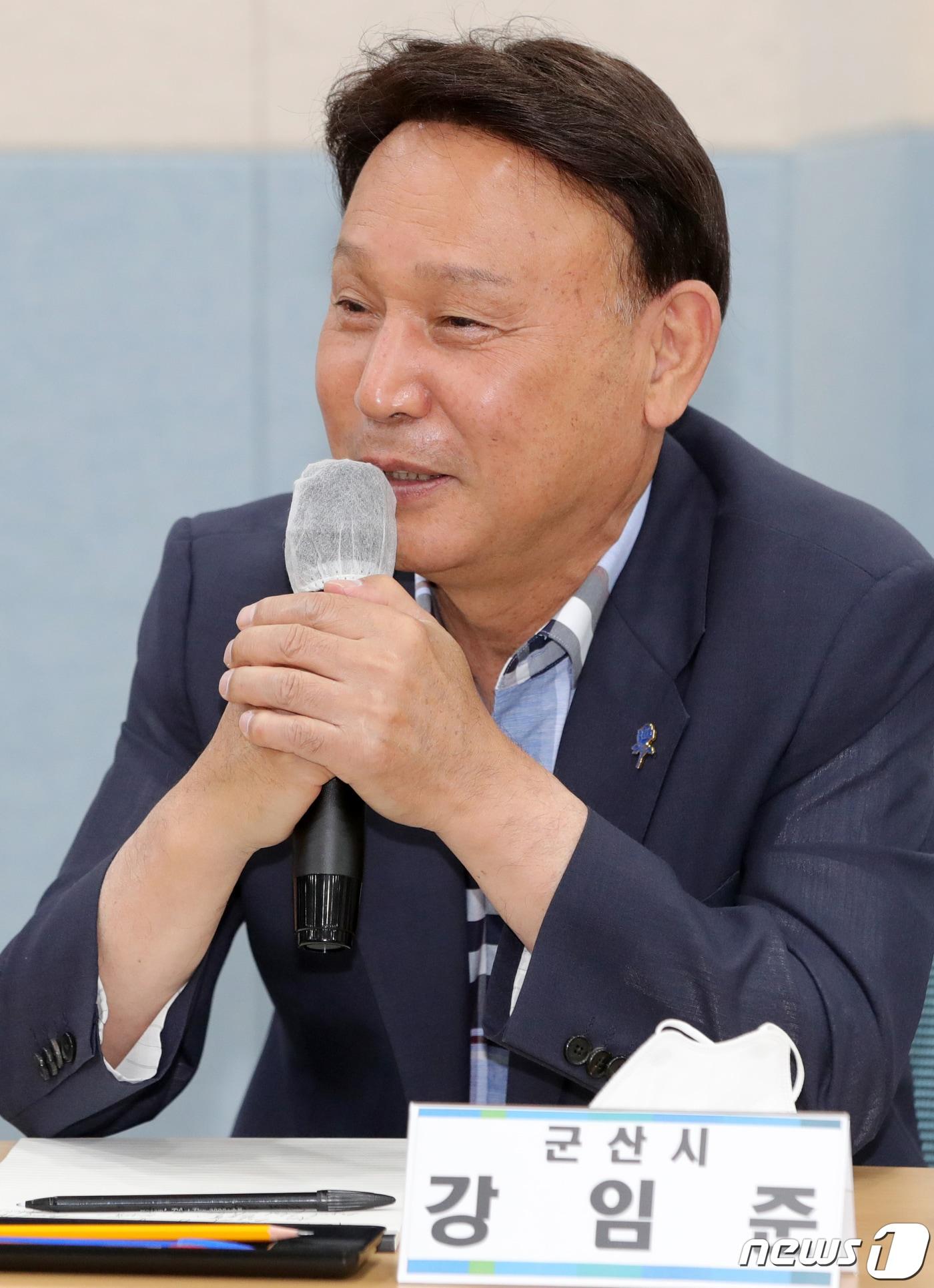 본문 이미지 - 강임준 더불어민주당 군산시장 당선인이 지난 6월10일 전북 전주시 민주당 전북도당 대회의실에서 열린 민주당 전북도당 기초단체장 당선인 간담회에 참석해 인사말을 하고 있다. 2022.6.10/뉴스1 ⓒ News1 유경석 기자