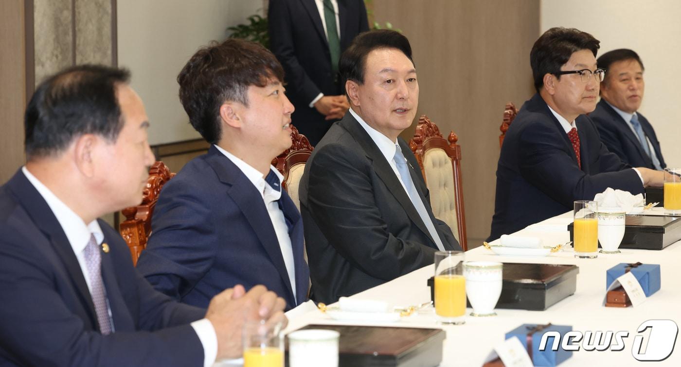 본문 이미지 - 윤석열 대통령이 10일 용산 대통령실 청사에서 열린 국민의힘 지도부와의 오찬 회동에서 이준석 대표, 권성동 원내대표를 비롯한 참석자들과 환담을 나누고 있다. (대통령실사진기자단) 2022.6.10/뉴스1 ⓒ News1 오대일 기자