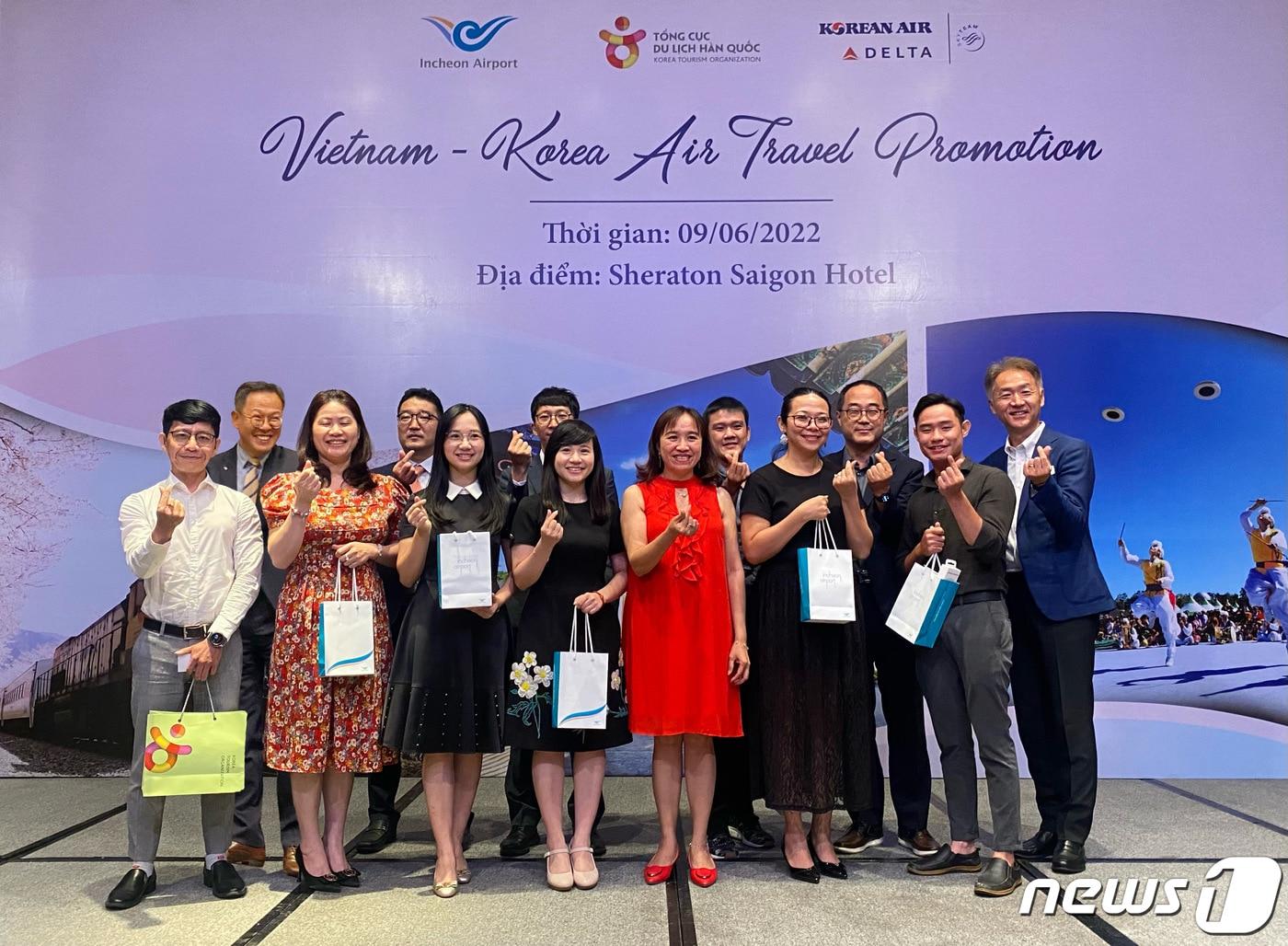 본문 이미지 - 9일(현지시간) 베트남 호치민 쉐라톤 호텔에서 열린 ‘인천공항 항공수요 조기회복을 위한 방한·환승 설명회’에서 김형신 인천공항공사 허브화전략처장(오른쪽 세 번째), 배창준 주호치민 대한민국 총영사관 영사(오른쪽 여덟 번째)를 비롯한 현지 주요 여행사 등 관계자들이 기념촬영을 하고 있다. (인천공항공사 제공) 2022.6.10/뉴스1