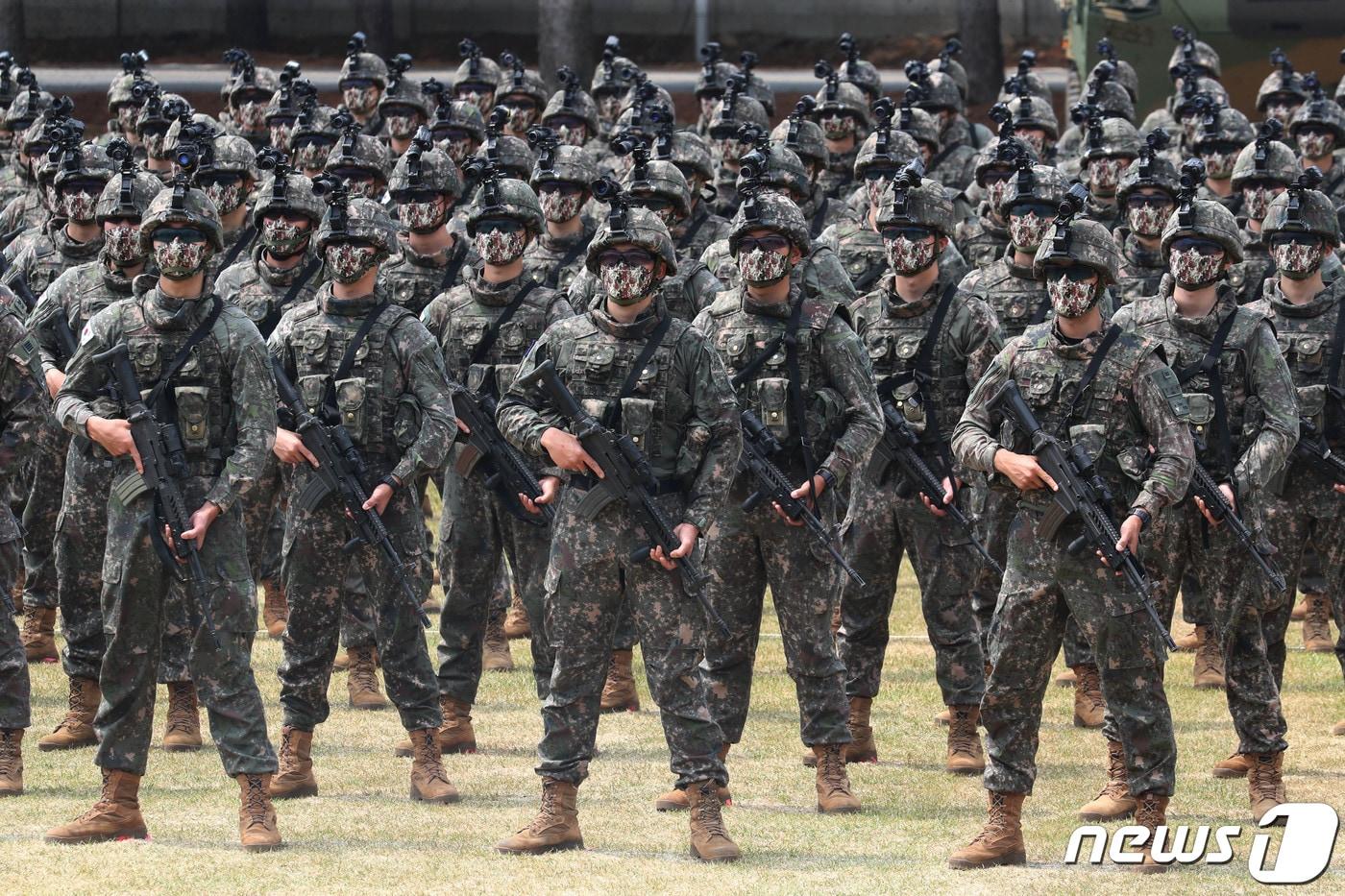 본문 이미지 - 10일 오전 경기도 양주 소재 제25보병사단에서 열린 '아미타이거'(Army TIGER) 시범여단 전투단 선포식에서 장병들이 유·무인 전투체계 시연에 앞서 연병장에 도열해 있다. '2022.6.10/뉴스1 ⓒ News1 사진공동취재단