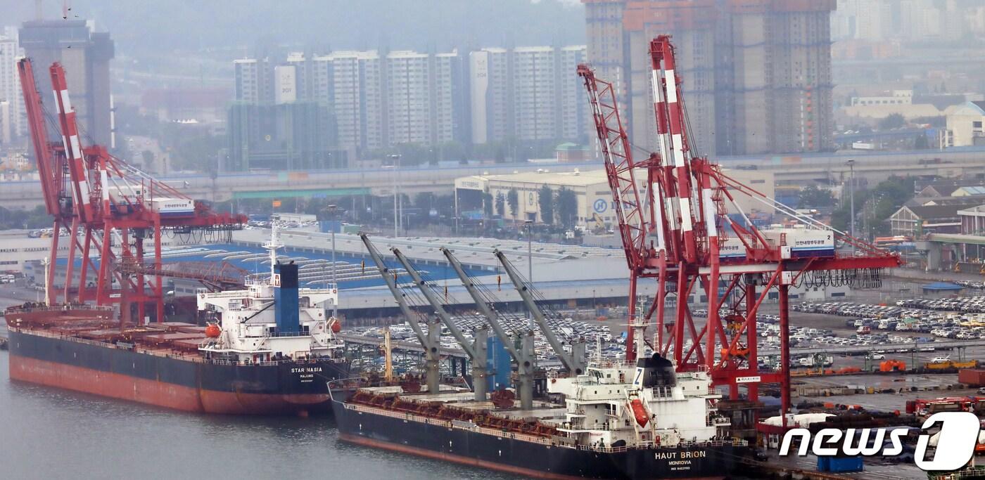 대전·충남지역 중소기업들이 코로나19 긴 터널을 빠져나온 기쁨도 누리지 못하고 또다시 신음하고 있다. 원자재 가격 급등과 금리·환율·최저임금 인상 등 4중고를 겪고 있는 데다 글로벌 경기 둔화까지 이어지며 체감경기가 더 악화되고 있기 때문이다.ⓒ News1 