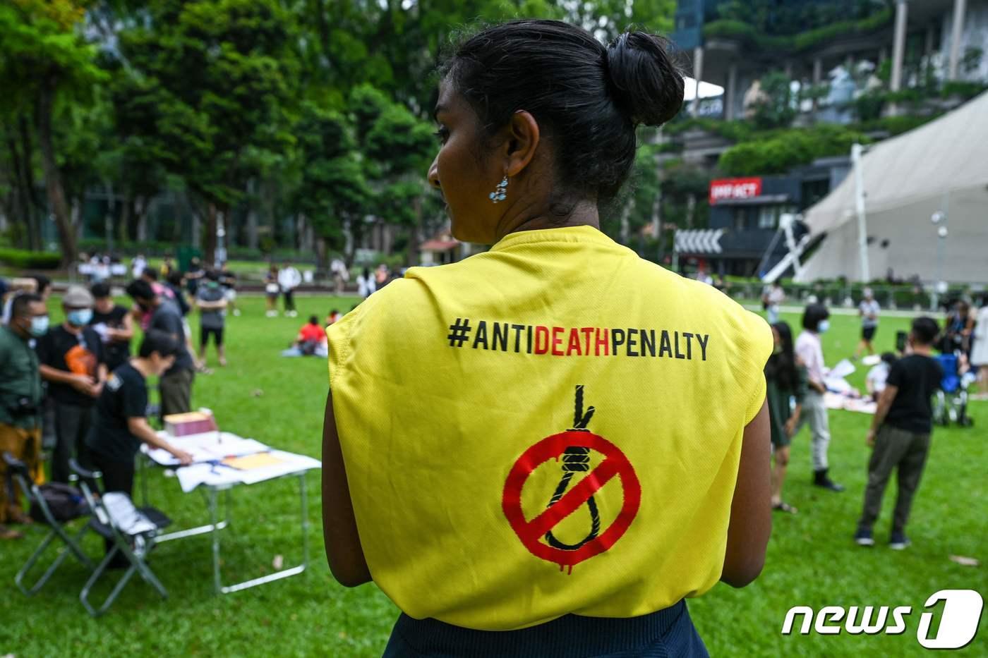 지난해 4월 싱가포르에서 열린 사형 반대 집회에서 한 활동가가 사형 반대 티셔츠를 입고 있는 모습. 2022.04.03. ⓒ AFP=뉴스1 ⓒ News1 김민수 기자