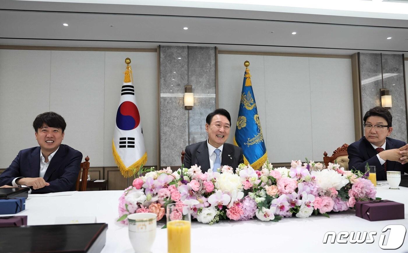 윤석열 대통령이 10일 용산 대통령실 청사에서 열린 국민의힘 지도부와의 오찬 회동에서 이준석 대표, 권성동 원내대표를 비롯한 참석자들과 환담을 나누고 있다. (대통령실 제공) 2022.6.10/뉴스1 ⓒ News1 오대일 기자