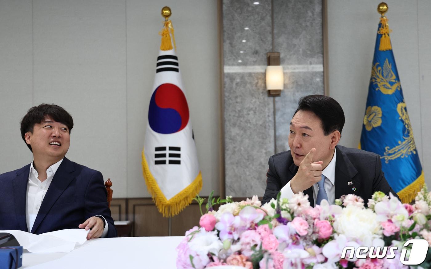본문 이미지 - 윤석열 대통령이 2022년 6월 10일 용산 대통령실 청사에서 열린 국민의힘 지도부와의 오찬 회동에서 이준석 대표를 비롯한 참석자들과 환담을 나누고 있다. (대통령실 제공) 2022.6.10/뉴스1 ⓒ News1 오대일 기자