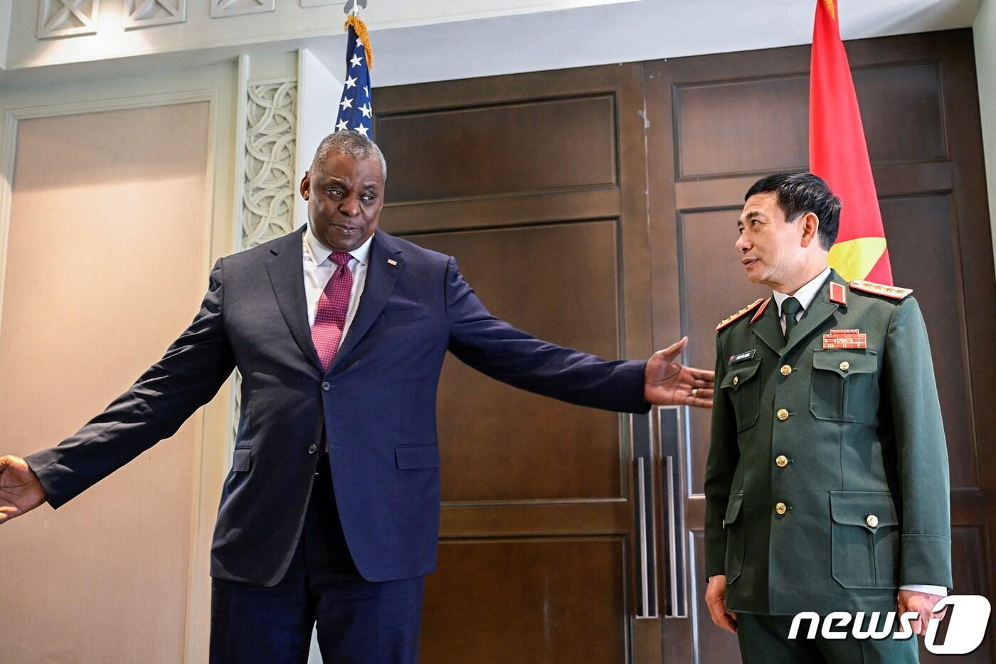 본문 이미지 - 판문장 베트남 국방장관(우)이 10일(현지시간) 싱가포르서 오스틴 미 국방장관과 만났다. ⓒ 로이터=뉴스1 ⓒ News1 정윤영 기자