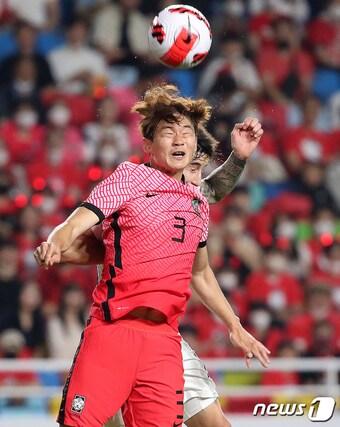 본문 이미지 - 10일 경기 수원월드컵경기장에서 열린 2002 한일월드컵 20주년 기념 평가전 대한민국과 파라과이의 경기, 대한민국 김진수가 전반 파라과이 선수와 헤딩 경합을 벌이고 있다. 2022.6.10/뉴스1 ⓒ News1 김진환 기자