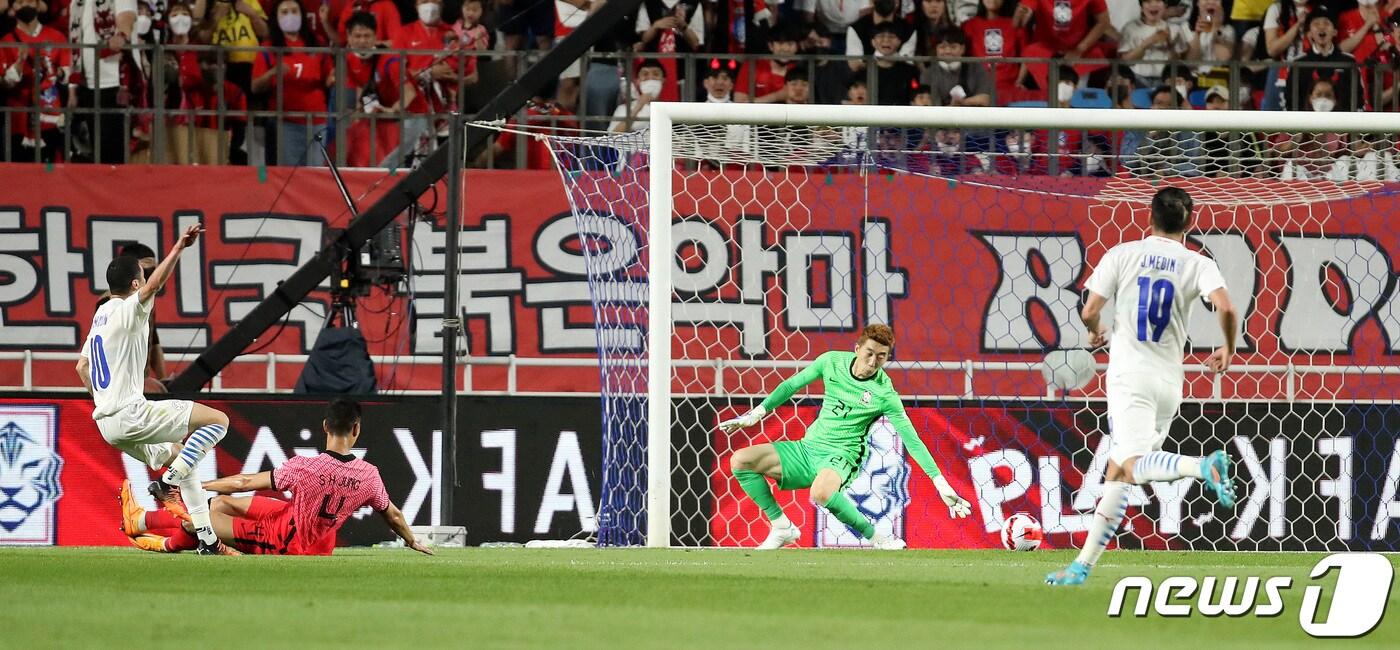 10일 경기 수원월드컵경기장에서 열린 2002 한일월드컵 20주년 기념 평가전 대한민국과 파라과이의 경기에서 파라과이 미구엘 알미론이 골을 넣고 있다. 2022.6.10/뉴스1 ⓒ News1 박지혜 기자