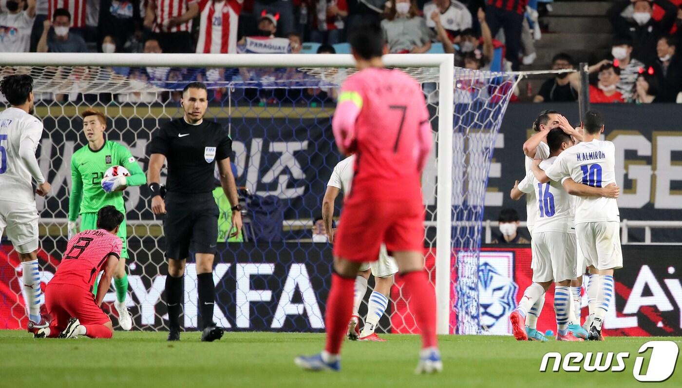 10일 경기 수원월드컵경기장에서 열린 2002 한일월드컵 20주년 기념 평가전 대한민국과 파라과이의 경기, 파라과이 선수들이 후반 알미론의 추가골이 나오자 환호하고 있다. 2022.6.10/뉴스1 ⓒ News1 김진환 기자