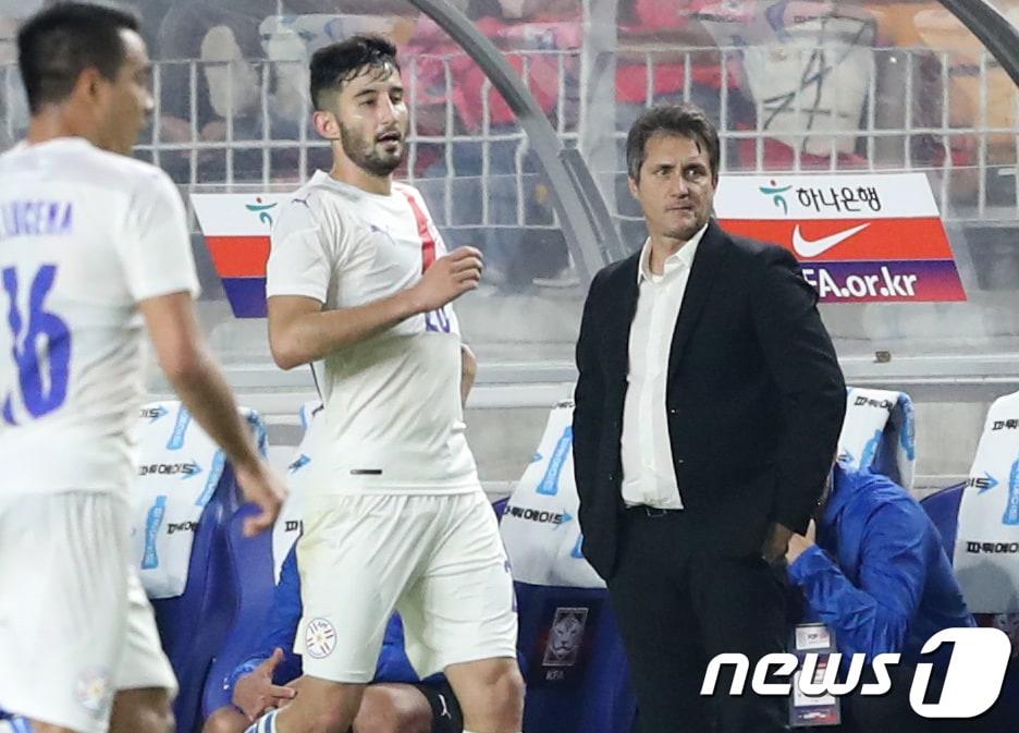 본문 이미지 - 10일 경기 수원월드컵경기장에서 열린 2002 한일월드컵 20주년 기념 평가전 대한민국과 파라과이의 경기, 파라과이 기예르모 스켈로토 감독이 경기를 지켜보고 있다. 2022.6.10/뉴스1 ⓒ News1 김영운 기자