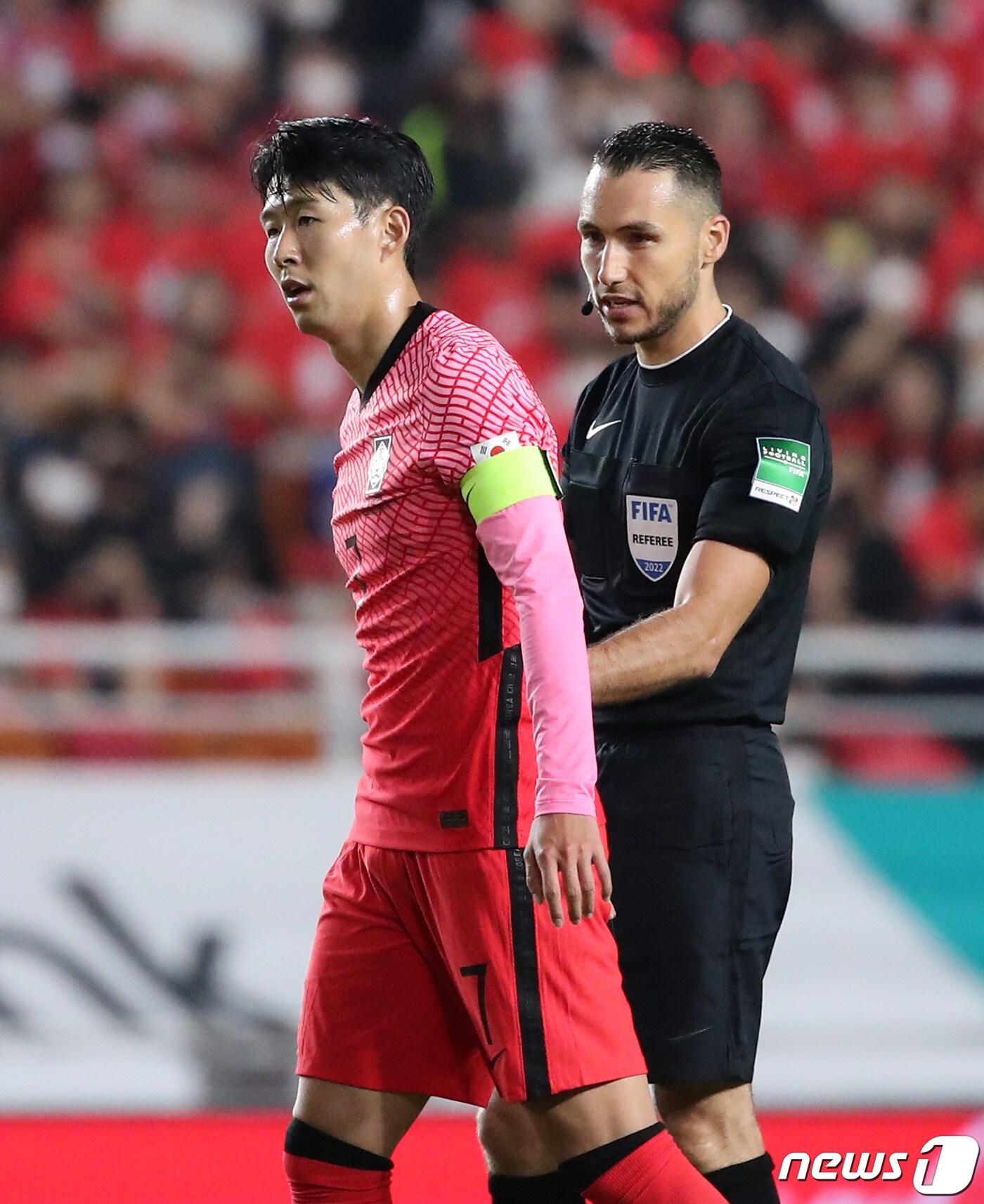 본문 이미지 - 지난 10일 한국과 파라과이 평가전을 진행한 제레미 피냐 주심(오른쪽). /뉴스1 ⓒ News1 김진환 기자